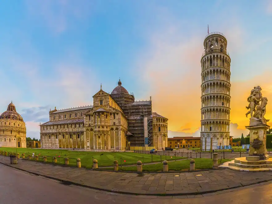 Schiefer Turm und Dom Santa Maria Assunta am Piazza dei Miracoli in Pisa, Italien