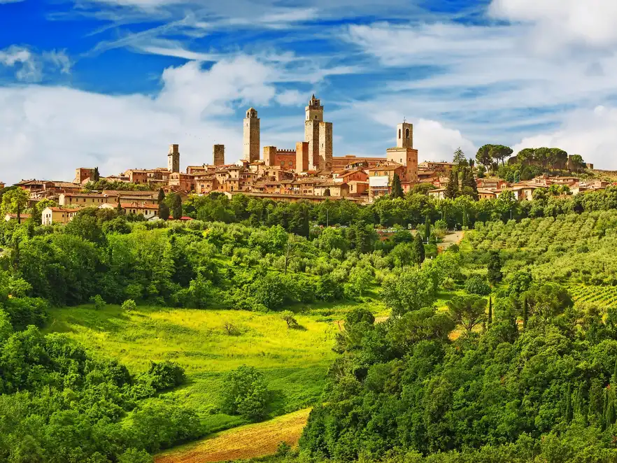 Panorama von San Gimignano in den Weinbergen, Italien