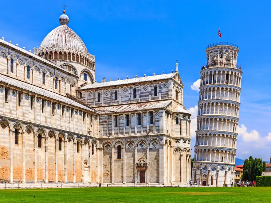 Schiefer Turm und Dom Santa Maria Assunta am Piazza dei Miracoli in Pisa, Italien